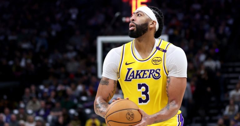 Anthony Davis Suffers Ankle Injury in Lakers vs. Warriors Match