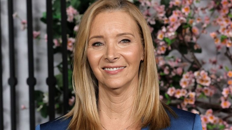 Lisa Kudrow Surprises Fans Visiting ‘Friends’ Couch