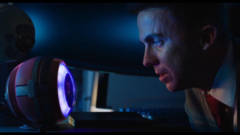 Frankie Muniz Stars in Trailer For Sci-Fi Thriller RENNER as An A.I. Tech Whose System Has Gone Awry — GeekTyrant