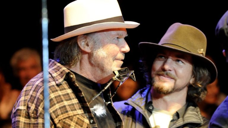 Neil Young Will Play Glastonbury, Blames ‘Error in Information’