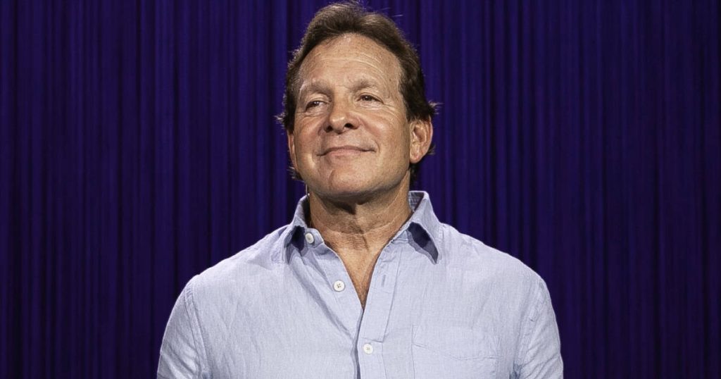 Steve Guttenberg goes unnoticed helping out with L.A. brush fires