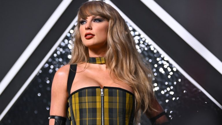 Taylor Swift to Present at Grammy Awards