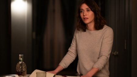 Lizzy Caplan on Finale Twist, Robert De Niro, ‘Mean Girls’