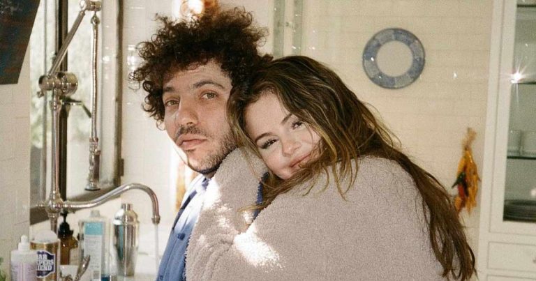 Selena Gomez’s Fiancé Benny Blanco Reveals He Doesn’t Bathe Everyday & Cries In Showers, Fans Say “This Man Musty Asf”