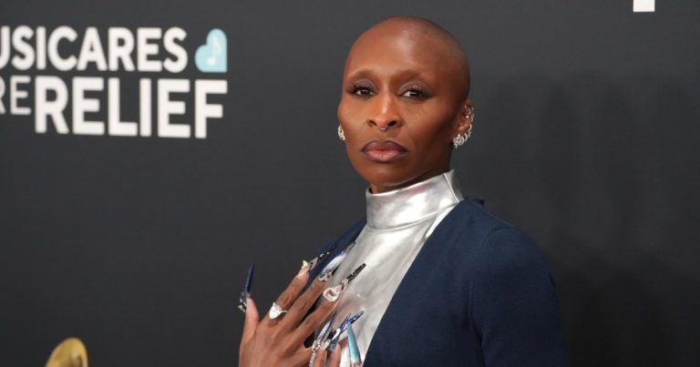 Taylor Swift & Cynthia Erivo ‘Holding Space’ Gesture at Grammy Awards Goes Viral