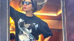 Mahira Khan Channels Her Inner Fangirl, Sports Customised Tee Featuring Shah Rukh Khan On A Working Sunday